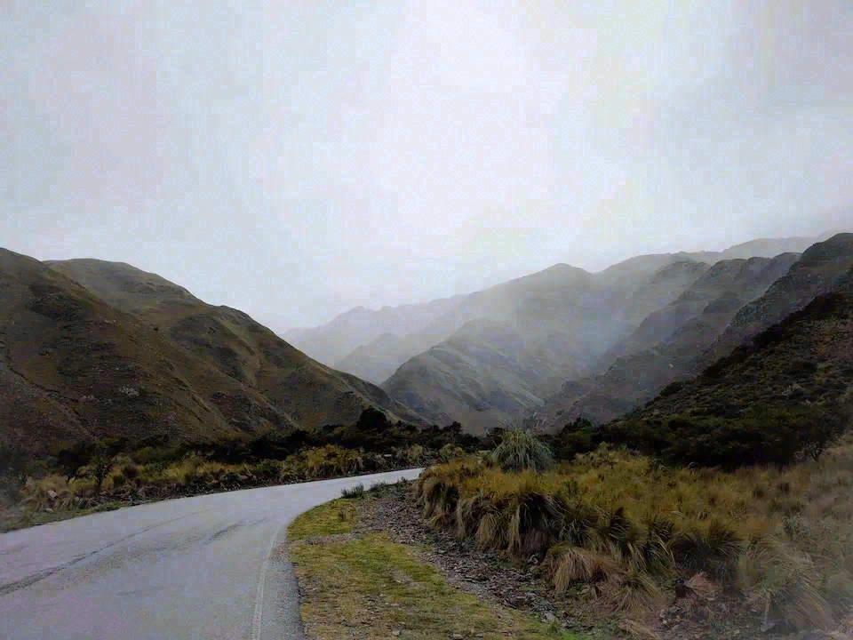 Persona realizando turismo aventura y excursiones en Merlo San Luis frente a las Sierras de los Comechingones.
